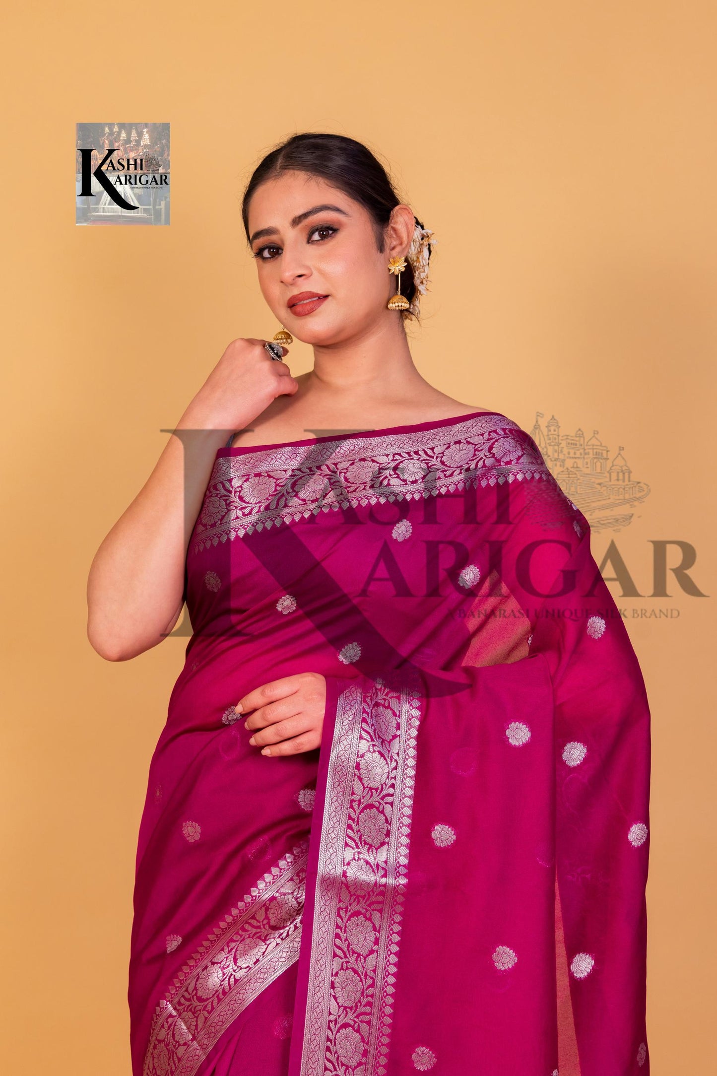 Whine Banarasi Handwoven geprgette Saree With Silver Zari Work