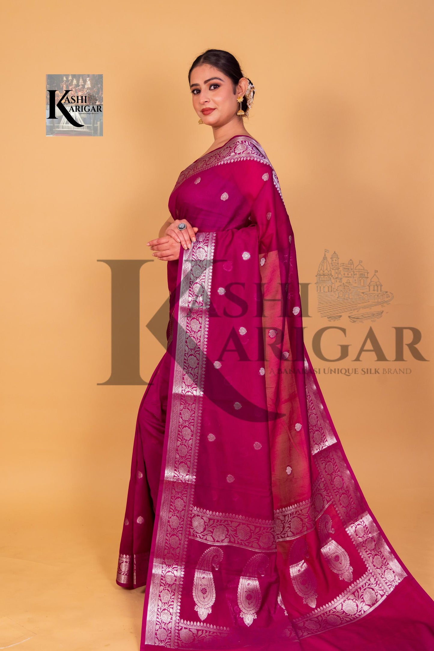 Whine Banarasi Handwoven geprgette Saree With Silver Zari Work