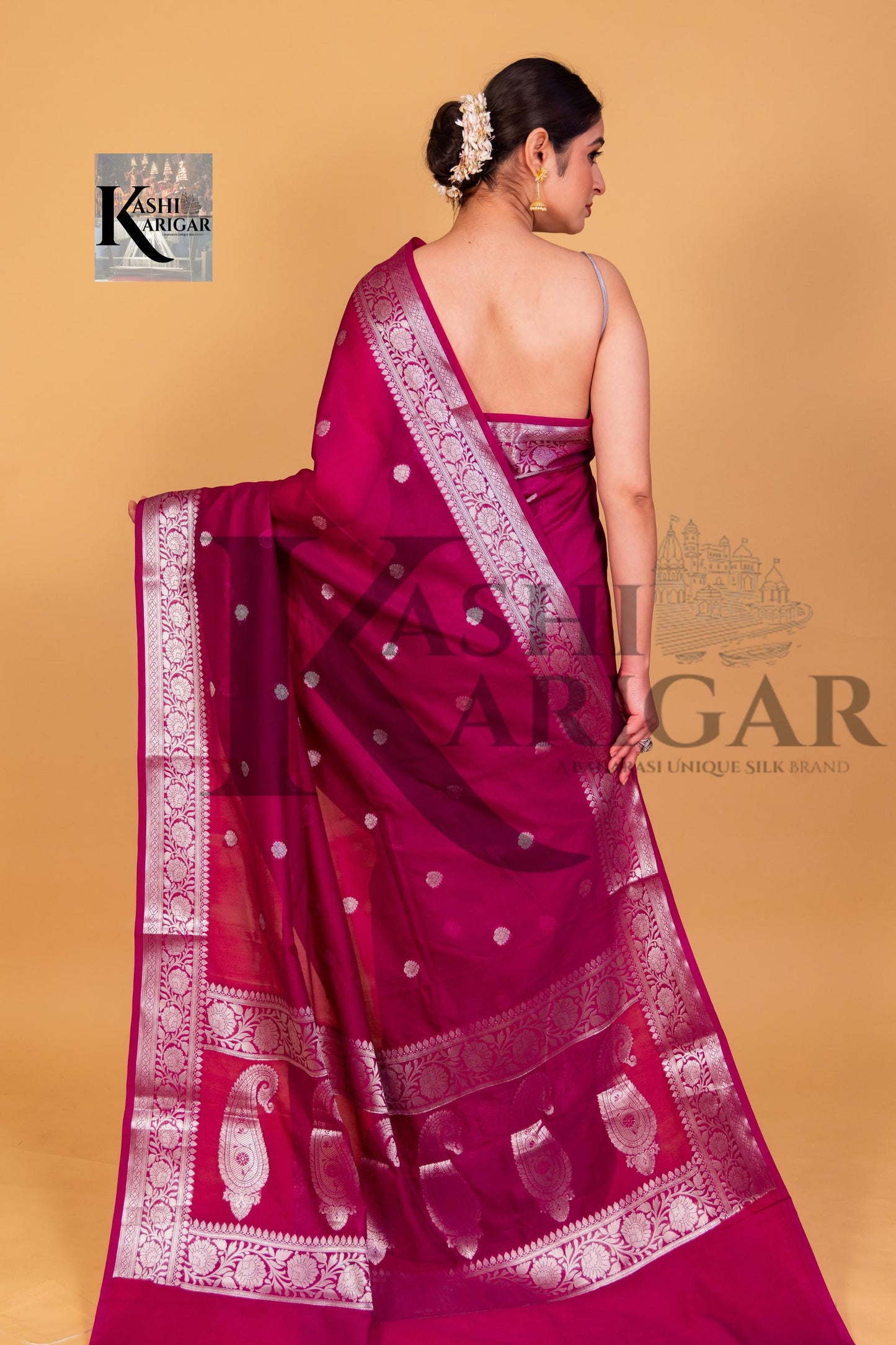 Whine Banarasi Handwoven geprgette Saree With Silver Zari Work